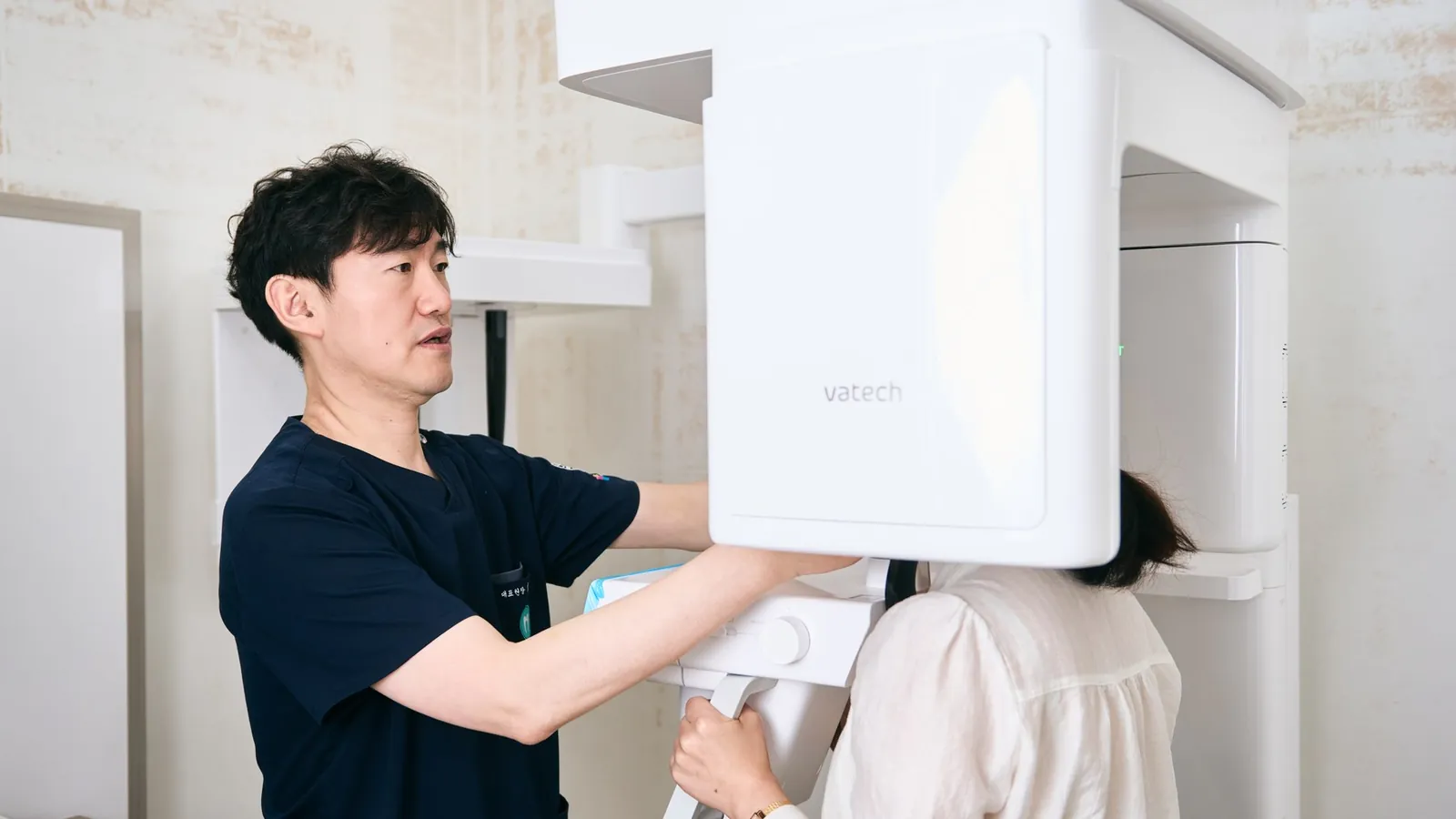 CT 장비 앞에서 환자의 촬영 자세를 잡아 주는 원장
